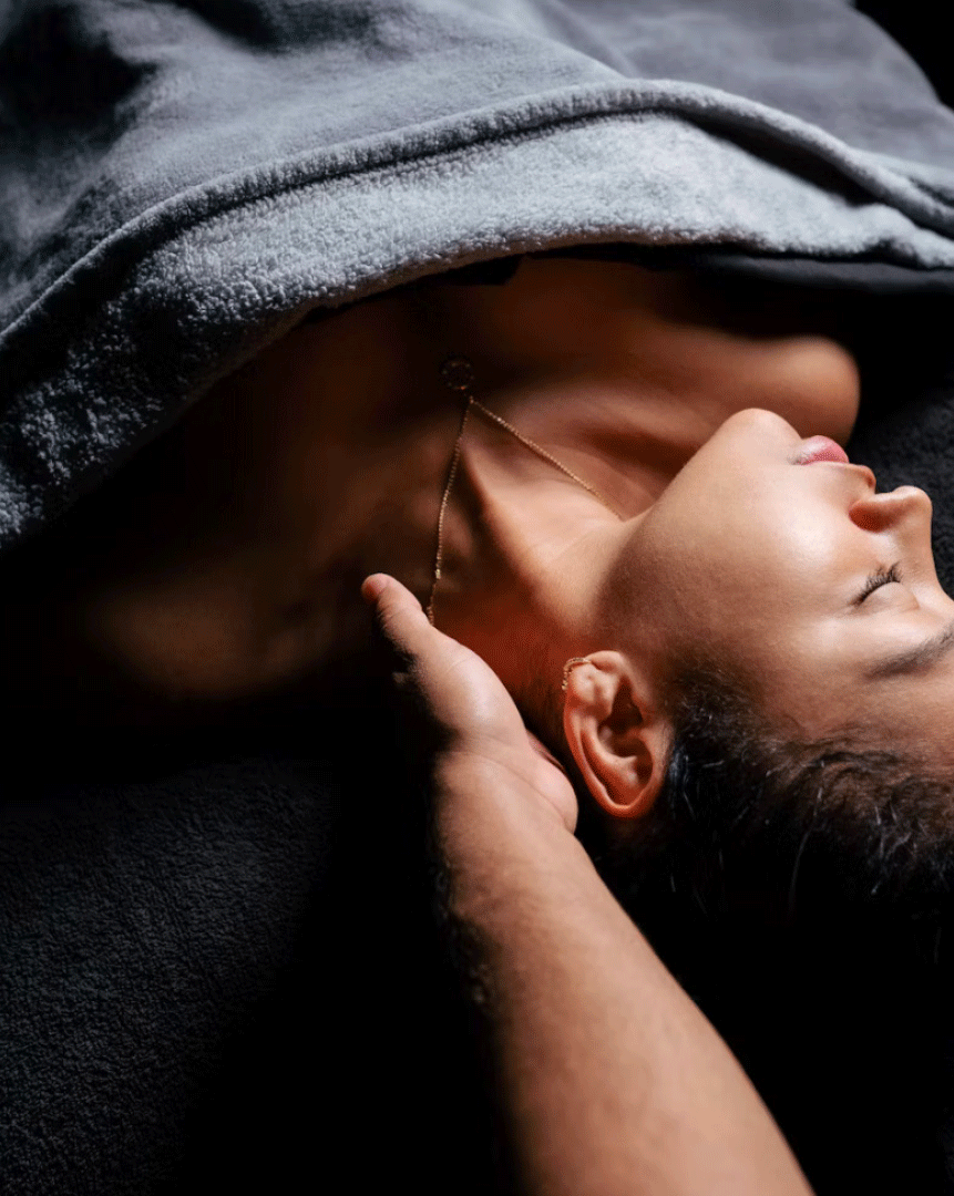 Massage relaxant sur table — ambiance douce